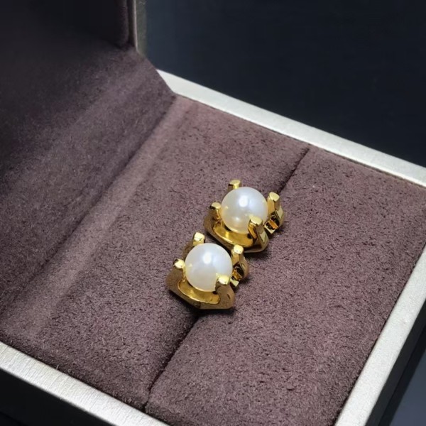 Classic Brand Cartier New cow horn pearl earrings Factory Direct Sales Free Shipping 