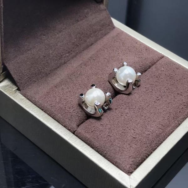 Classic Brand Cartier New cow horn pearl earrings Factory Direct Sales Free Shipping
