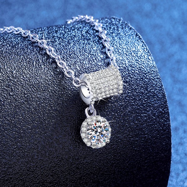 Fashionable new style S925 sterling silver moissanite necklace light luxury small waist necklace for women niche design clavicle chain pendant wholesale