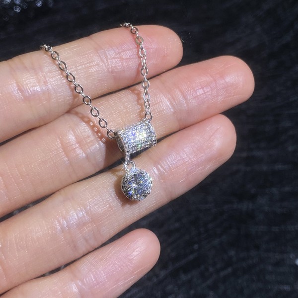 Fashionable new style S925 sterling silver moissanite necklace light luxury small waist necklace for women niche design clavicle chain pendant wholesale