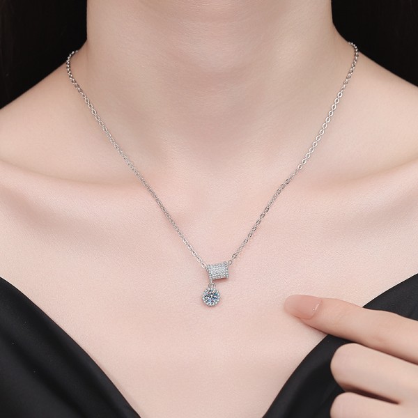 Fashionable new style S925 sterling silver moissanite necklace light luxury small waist necklace for women niche design clavicle chain pendant wholesale