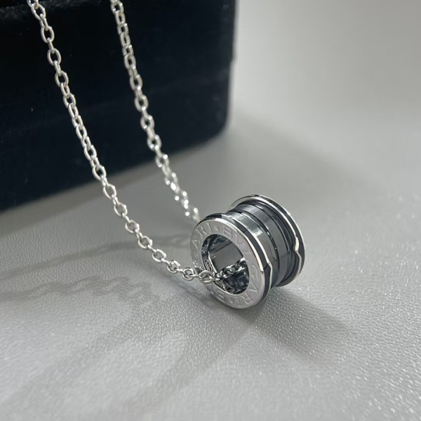 Classic brand Bulgari women's black warrior sand faced ceramic pendant necklace 18k gold-plated jewelry factory direct sales free shipping 