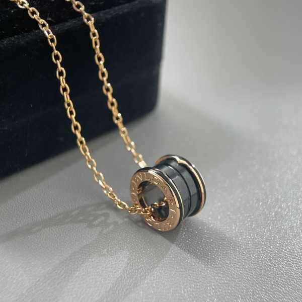 Classic brand Bulgari women's black warrior sand faced ceramic pendant necklace 18k gold-plated jewelry factory direct sales free shipping